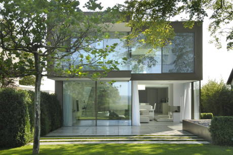 Una villa sul lago in vetro e cemento