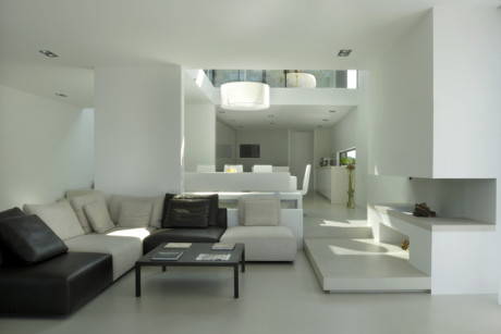 Una villa sul lago in vetro e cemento