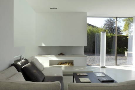 Una villa sul lago in vetro e cemento