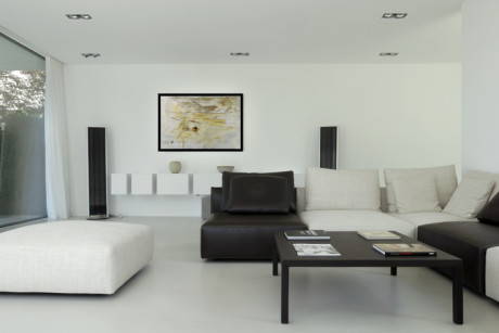 Una villa sul lago in vetro e cemento