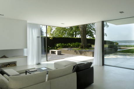 Una villa sul lago in vetro e cemento