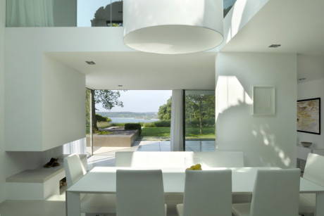 Una villa sul lago in vetro e cemento