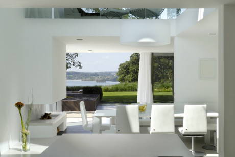 Una villa sul lago in vetro e cemento