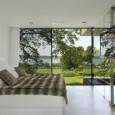 Una villa sul lago in vetro e cemento