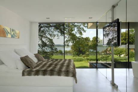 Una villa sul lago in vetro e cemento