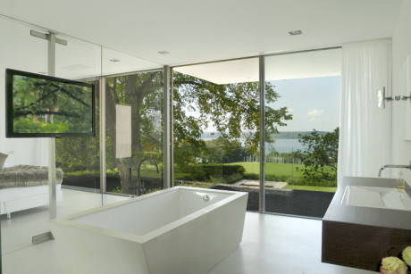 Una villa sul lago in vetro e cemento