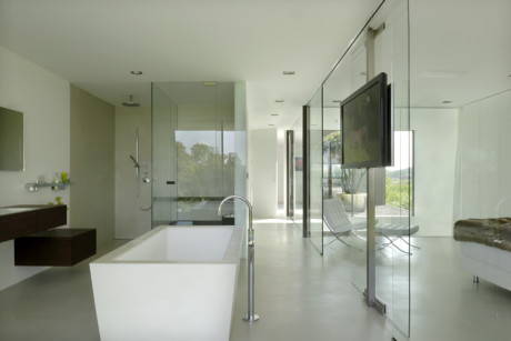 Una villa sul lago in vetro e cemento