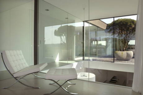 Una villa sul lago in vetro e cemento