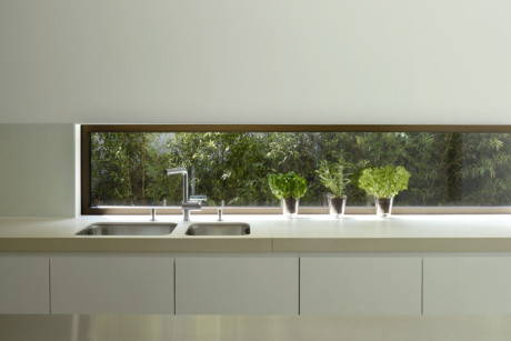 Una villa sul lago in vetro e cemento