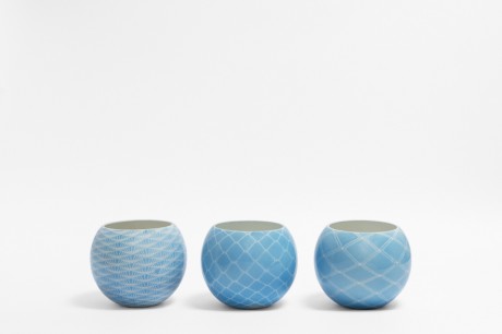 I vasi Pattern dello studio Nesta & Ludek disegnati con le calze.