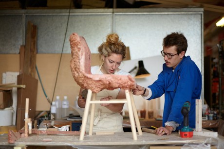 WELL PROVEN CHAIR, la sedia ecosostenibile fatta con gli scarti del legno mescolati con la bioresina