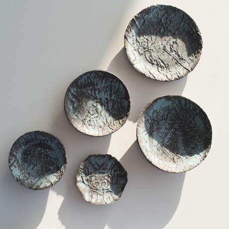 Piatti decorati della collezione: FROM A DIFFERENT CLOTH