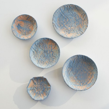 Piatti decorati della collezione: FROM A DIFFERENT CLOTH