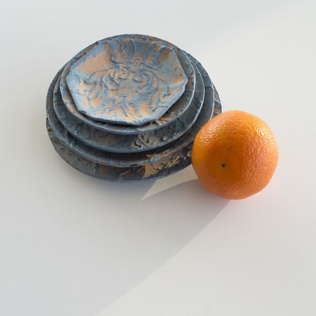 Piatti decorati della collezione: FROM A DIFFERENT CLOTH