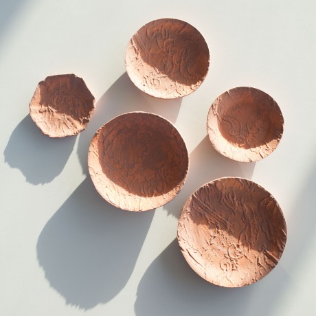 Piatti decorati della collezione: FROM A DIFFERENT CLOTH