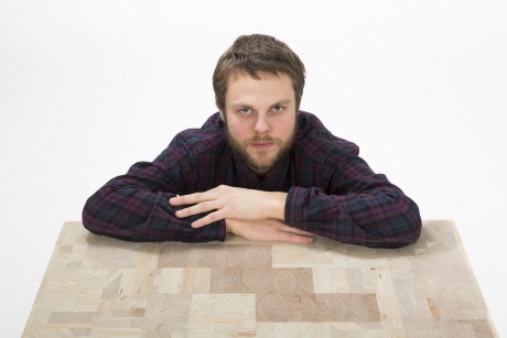 Tavolo luminoso in legno e resina