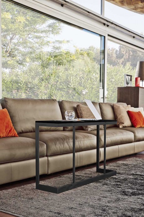 Urban, il divano di design accessoriabile