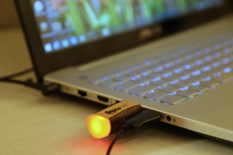 chiavetta USB in legno massello naturale