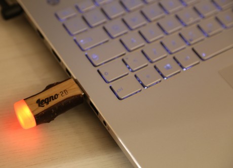 chiavetta USB in legno massello naturale