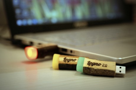 chiavetta USB in legno massello naturale