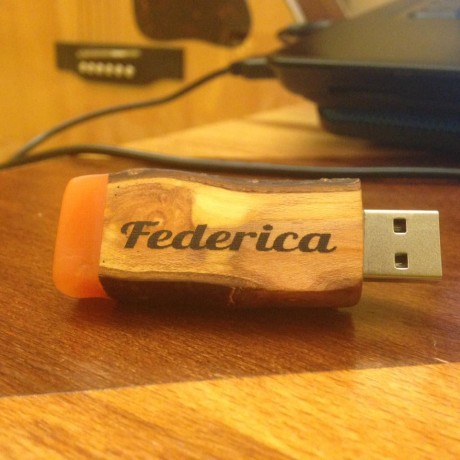 chiavetta USB in legno massello naturale