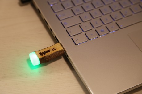 chiavetta USB in legno massello naturale