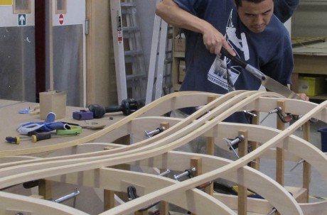 tre panche di design in legno curvato