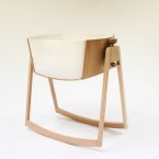 Lusi, la culla in legno a dondolo