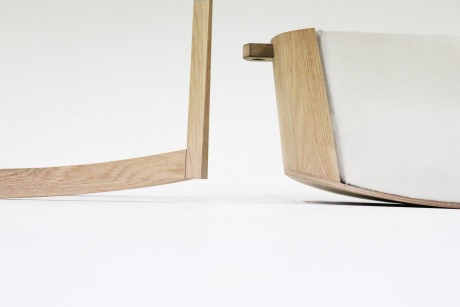 Lusi, la culla in legno a dondolo