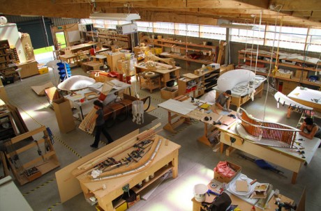 tre panche di design in legno curvato