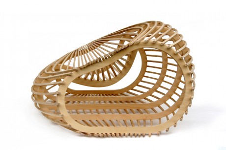 tre panche di design in legno curvato