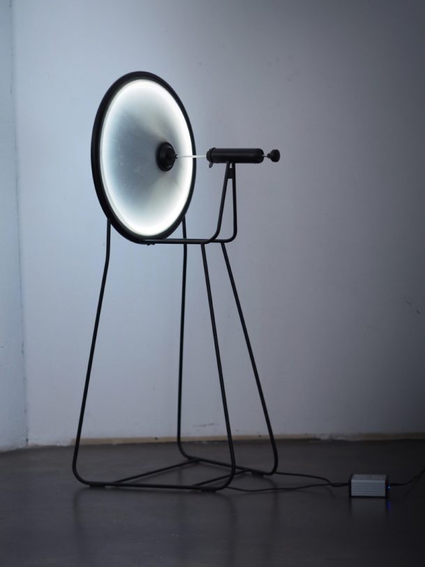 Black Hole, una lampada dinamica che si ispira al buco nero