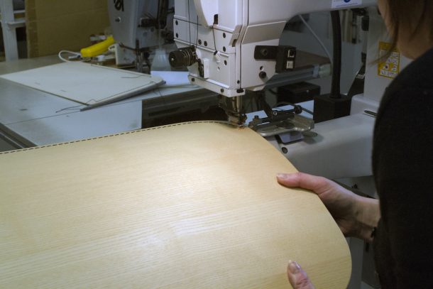 Julius, la seduta in legno dai dettagli sartoriali