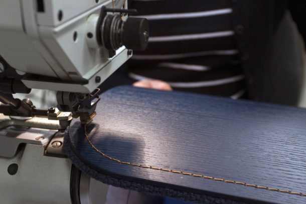 Julius, la seduta in legno dai dettagli sartoriali