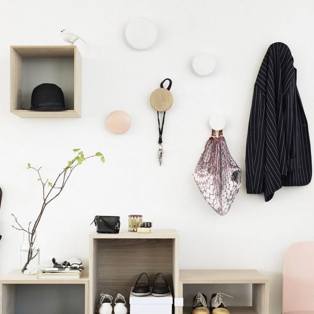 Dots, appendiabiti colorati che arricchiscono le pareti