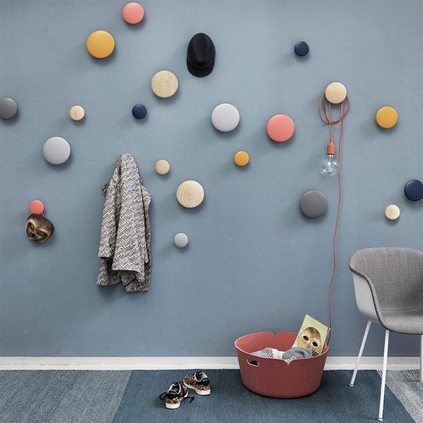 Dots, appendiabiti colorati che arricchiscono le pareti