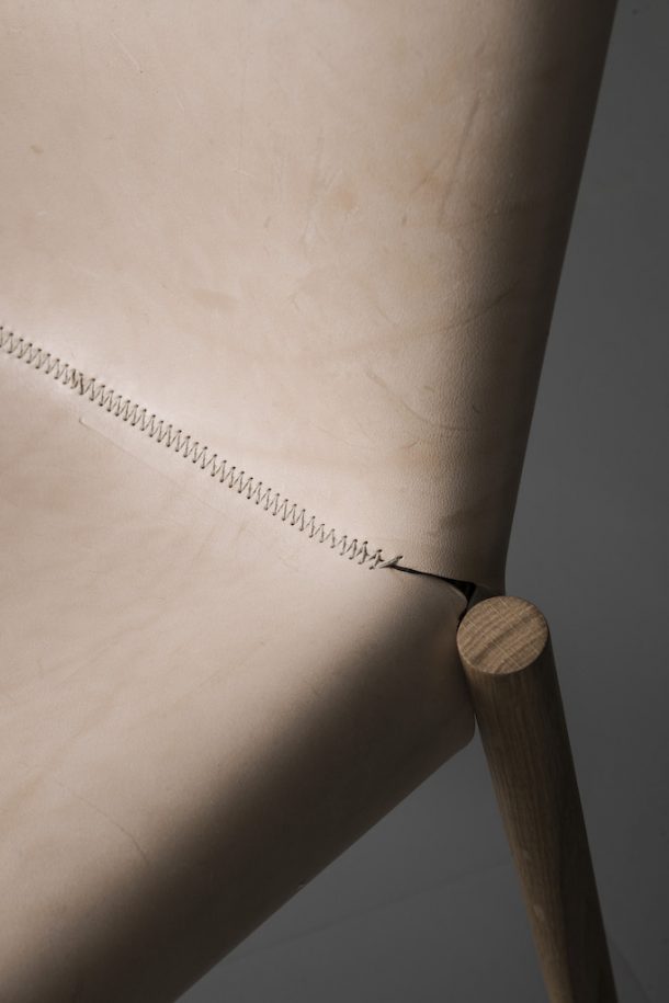 1085 Edition, la sedia in cuoio che valorizza il tempo