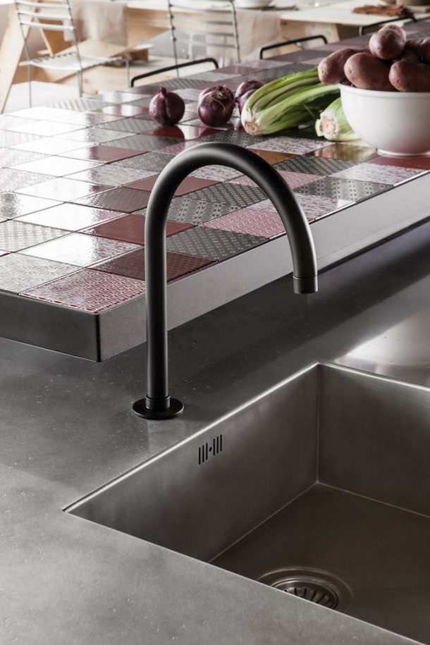 Minà, un nuovo piano da cucina in pietra lavica