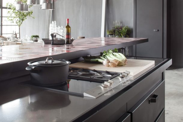 Minà, un nuovo piano da cucina in pietra lavica