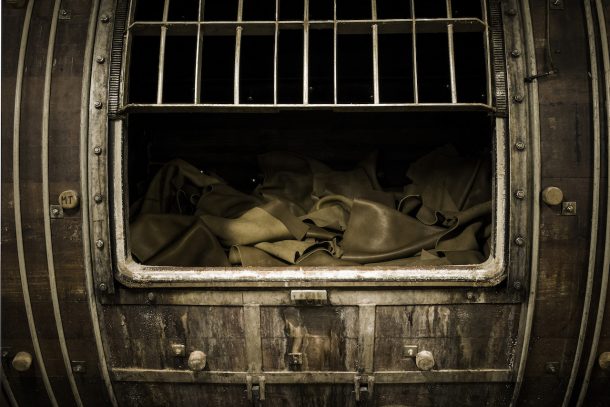 1085 Edition, la sedia in cuoio che valorizza il tempo