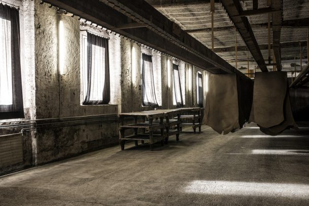 1085 Edition, la sedia in cuoio che valorizza il tempo