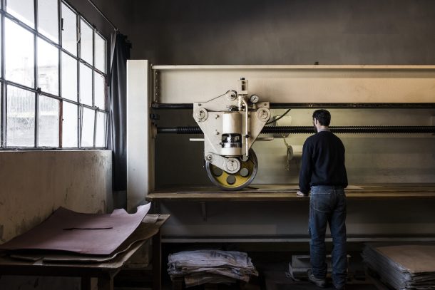 1085 Edition, la sedia in cuoio che valorizza il tempo