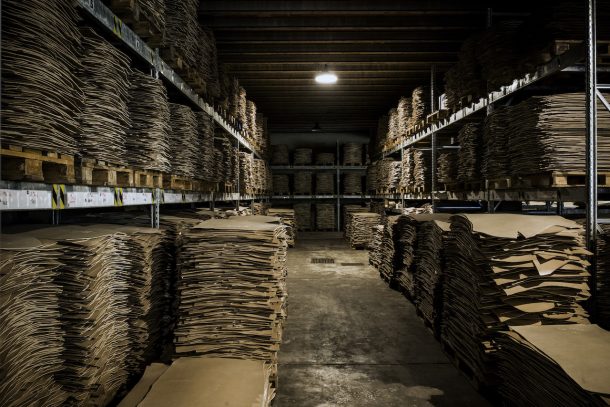 1085 Edition, la sedia in cuoio che valorizza il tempo