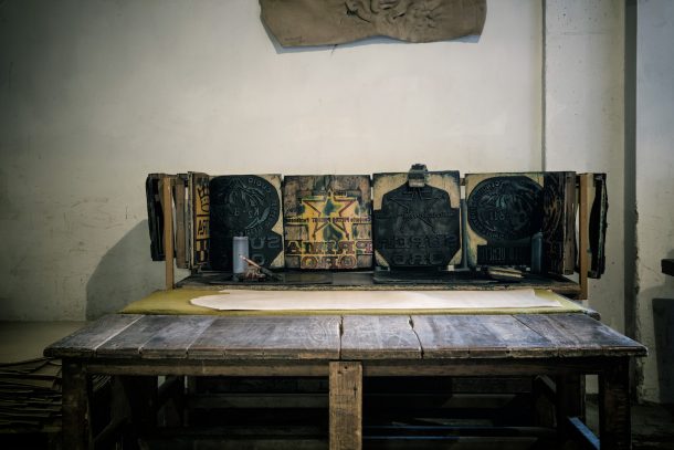 1085 Edition, la sedia in cuoio che valorizza il tempo