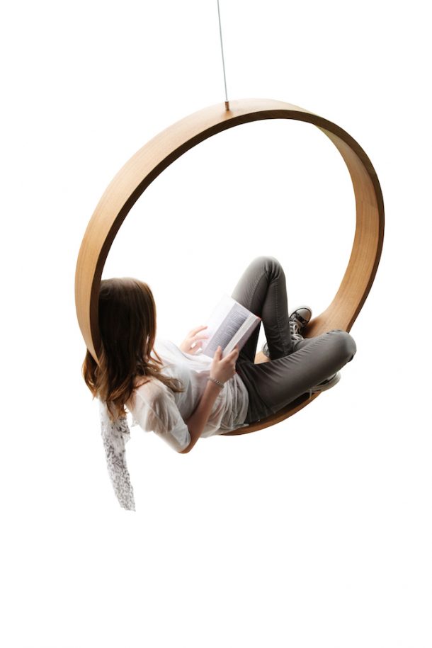 Swing, la sedia a dondolo completamente in legno