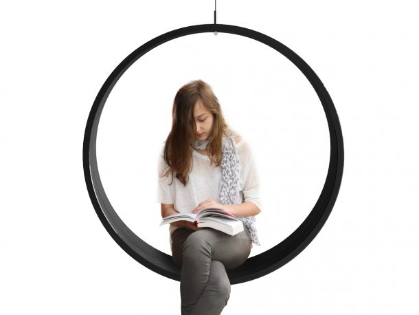 Swing, la sedia a dondolo completamente in legno