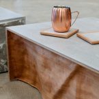 Il coffee-table DOI in legno e pietra Piasentina