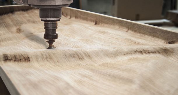 Il coffee-table DOI in legno e pietra Piasentina