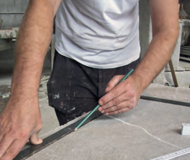 Il coffee-table DOI in legno e pietra Piasentina