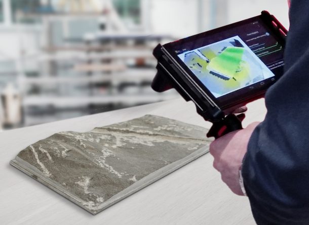 Il coffee-table DOI in legno e pietra Piasentina